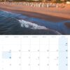 Ein Usedom …meine Insel-Kalender 2025 mit einem Foto des Usedom-Strandes oben, auf dem bunte Gebäude entlang der Küste bei Sonnenuntergang zu sehen sind. Der Kalender ist in deutscher Sprache gehalten und hat Daten vom 1. bis zum 2. Oktober.