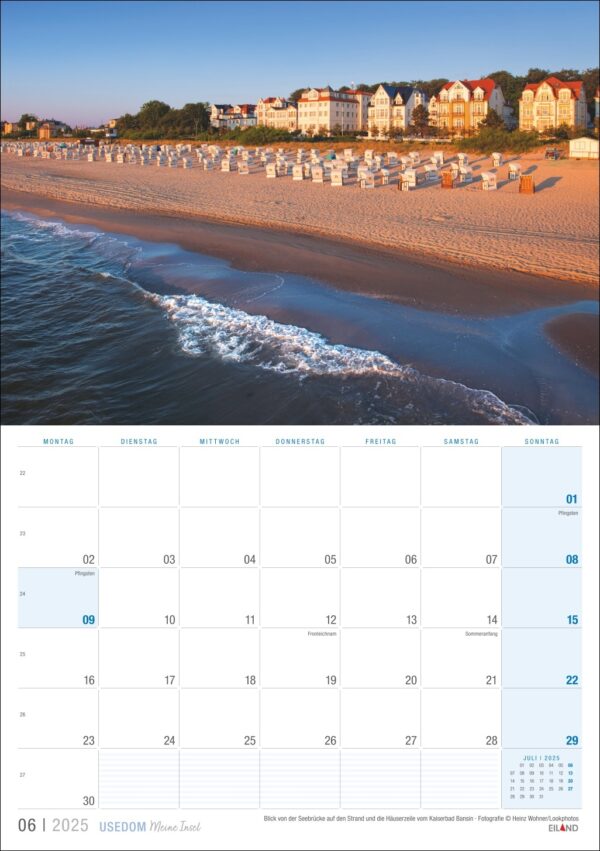Ein Usedom …meine Insel-Kalender 2025 mit einem Foto des Usedom-Strandes oben, auf dem bunte Gebäude entlang der Küste bei Sonnenuntergang zu sehen sind. Der Kalender ist in deutscher Sprache gehalten und hat Daten vom 1. bis zum 2. Oktober.