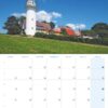 Das Bild zeigt eine Kalenderseite für Usedom ...meine Insel 2025 mit einem malerischen Leuchtturm auf Usedom und angrenzenden Gebäuden unter einem klaren blauen Himmel. Die Kalenderdaten sind in einem Raster unter dem Foto angeordnet.