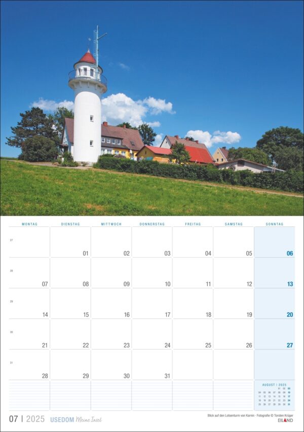 Das Bild zeigt eine Kalenderseite für Usedom ...meine Insel 2025 mit einem malerischen Leuchtturm auf Usedom und angrenzenden Gebäuden unter einem klaren blauen Himmel. Die Kalenderdaten sind in einem Raster unter dem Foto angeordnet.