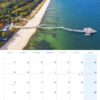 Luftaufnahme einer langen, ins Meer ragenden Mole auf Usedom ...meine Insel 2025, mit einer bewaldeten Küste auf der einen Seite und einem Sandstrand auf der anderen. Das Bild enthält ein Kalenderlayout für September.