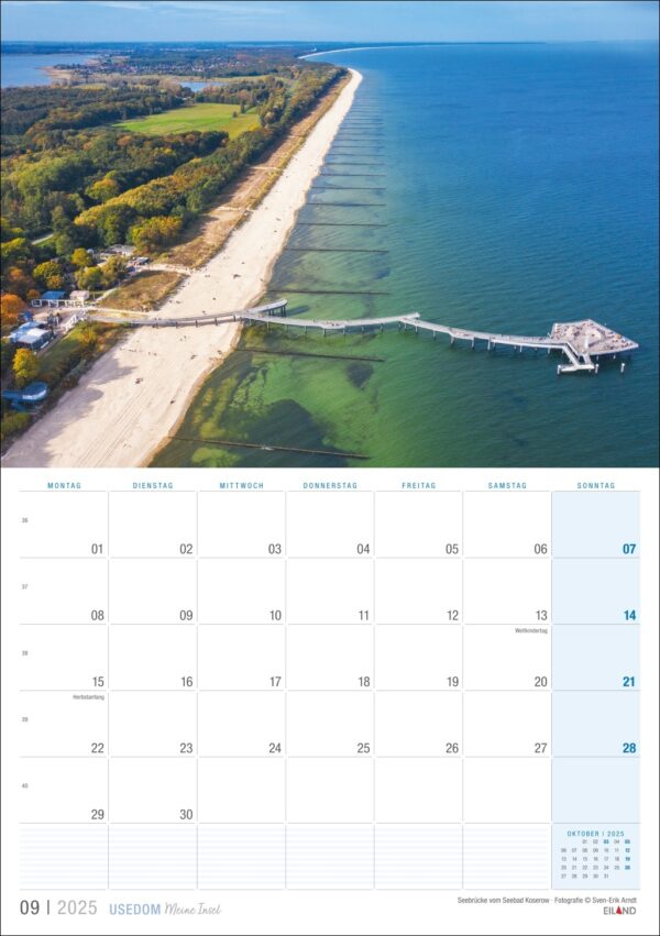 Luftaufnahme einer langen, ins Meer ragenden Mole auf Usedom ...meine Insel 2025, mit einer bewaldeten Küste auf der einen Seite und einem Sandstrand auf der anderen. Das Bild enthält ein Kalenderlayout für September.