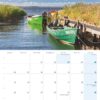 Dieses Bild zeigt eine Kalenderseite für Oktober 2025 mit einer ruhigen Seeszene auf Usedom …meine Insel 2025. Zwei kleine, bunte Boote mit den Aufschriften WAT-31 und WAT-37 liegen in der Nähe vor Anker.