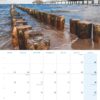 Eine Kalenderseite vom November 2025 mit einem ruhigen Landschaftsfoto von alten Holzpfählen, die über einem ruhigen Meer unter blauem Himmel zu einem entfernten Pier führen, mit der Aufschrift „Usedom … meine Insel 2025“.