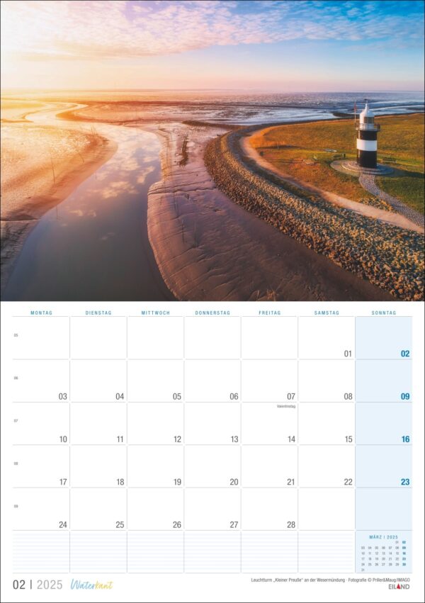 Dieses Bild zeigt eine Kalenderseite für Waterkant 2025 mit einem malerischen Luftbild des Waterkant-Leuchtturms in der Nähe einer kurvigen Küstenlinie bei Sonnenuntergang. Der Leuchtturm überblickt einen Strand, in dem sich das goldene