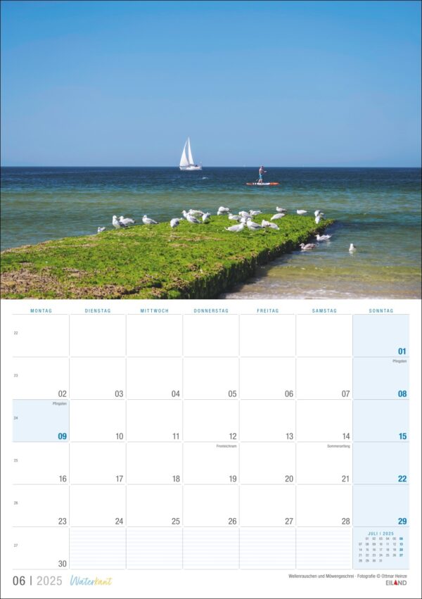 Eine Kalenderseite für den Waterkant 2025 vom Juni 2025 mit einem Foto eines ruhigen Strandes mit klarem blauen Himmel, einem weißen Segelboot auf dem Meer und mehreren Möwen auf einer Grasfläche