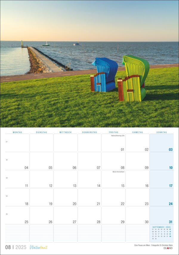 Eine Waterkant-Kalenderseite für August 2025 mit einer heiteren Waterkant-Szene mit bunten geflochtenen Stühlen auf üppigem grünem Gras und Blick auf ein ruhiges Meer mit Booten und einem Anlegesteg unter einem klaren blauen Himmel.