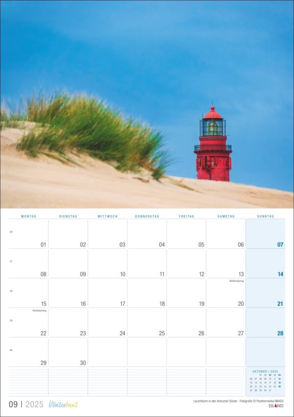 Eine Kalenderseite von Waterkant 2025 für den Monat September, die ein lebendiges Foto eines roten Leuchtturms an der Waterkant zeigt, umgeben von Sanddünen unter einem klaren blauen Himmel. Unter dem
