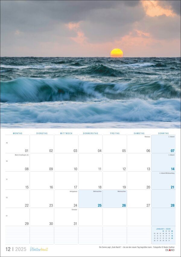 Waterkant 2025 Kalenderseite für Dezember mit einem ruhigen Sonnenuntergangsfoto am Meer. Tage auf Deutsch, Feiertage blau hervorgehoben, Mondphasen unten.