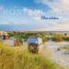 Eine ruhige Strandszene an einem sonnigen Tag, mit bunten, mit Schirmen versehenen Korbstühlen, teilweise aufgereiht im Sand zwischen hohem Strandgras, mit ruhigem Meer und blauem Himmel im Hintergrund. Textüberlagerung: