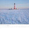 Eine Winterlandschaft zeigt ein schneebedecktes Feld unter einem blassblauen Himmel. In der Ferne steht das Küstenland - Meer erleben 2025, umgeben von niedrigen Gebäuden. Die Domäne darunter erstreckt sich über „Januar