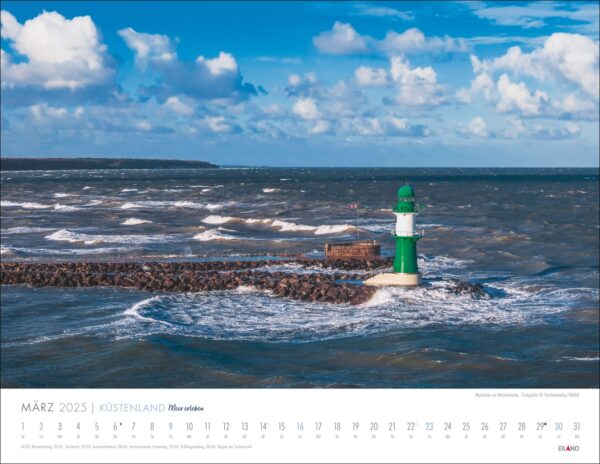 Ein „Küstenland – Meer erleben“-Kalender 2025 zeigt einen Leuchtturm mit grüner Spitze auf einem Wellenbrecher inmitten einer rauen See unter einem wolkenverhangenen blauen Himmel, mit aufgeführten Tagen und Daten.