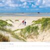 Ein Kalenderblatt „Küstenland – Meer erleben 2025“ mit zwei Menschen, die an einem Sandstrand spazieren gehen, im Vordergrund Dünen und im fernen Meer Schiffe unter einem strahlend blauen Himmel. Dargestellt sind die Tage des Monats.