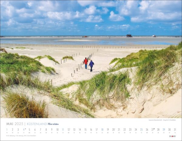 Ein Kalenderblatt „Küstenland – Meer erleben 2025“ mit zwei Menschen, die an einem Sandstrand spazieren gehen, im Vordergrund Dünen und im fernen Meer Schiffe unter einem strahlend blauen Himmel. Dargestellt sind die Tage des Monats.
