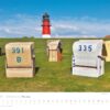 Eine Kalenderseite für 2025 mit einer malerischen Kulisse von Küstenland - Meer erleben 2025 mit drei nummerierten Strandkörben im Vordergrund und einem rot-weißen Leuchtturm im Hintergrund an einem sonnigen