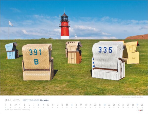 Eine Kalenderseite für 2025 mit einer malerischen Kulisse von Küstenland - Meer erleben 2025 mit drei nummerierten Strandkörben im Vordergrund und einem rot-weißen Leuchtturm im Hintergrund an einem sonnigen