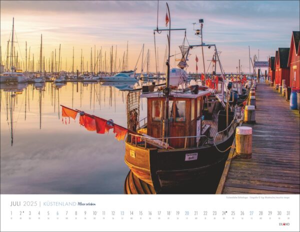 Ein Küstenland – Meer erleben-Kalender 2025 mit einer ruhigen Sonnenaufgangsszene an einem Yachthafen in Küstenland, der im Vordergrund ein altes Holzboot und im Hintergrund Yachten zeigt, die sich im stillen Wasser spiegeln.