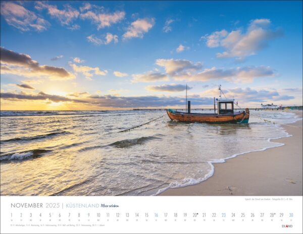 Ein Küstenland - Meer erleben-Kalender 2025 mit einem ruhigen Strand und einem kleinen Boot, das bei Sonnenuntergang unter einem leicht bewölkten Himmel in Ufernähe vor Anker liegt. Die Tage des Monats.