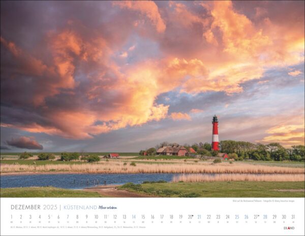 Ein Kalender für Dezember 2025 von „Küstenland – Meer erleben 2025“, der einen malerischen Sonnenuntergang über einer Küstenlandschaft mit einem hohen rot-weißen Leuchtturm, einem malerischen Dorf und einer dramatischen …