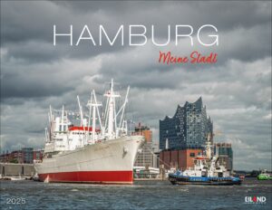 Ein Werbebild von Hamburg – Meine Stadt 2025 mit einem großen weißen Schiff im Vordergrund, das von einem Schlepper gezogen wird. Im Hintergrund moderne Gebäude, darunter die Elbphilharmonie.
