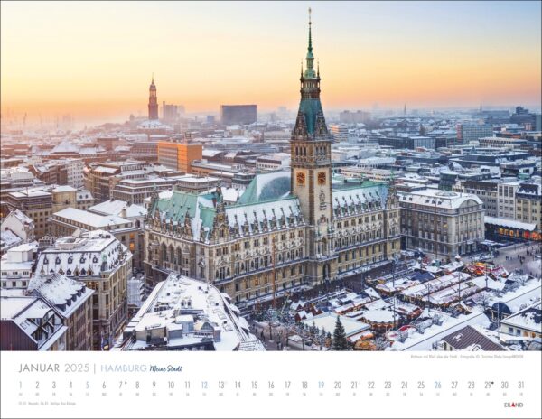 Ein Kalender „Hamburg – Meine Stadt“ für 2025 mit einer verschneiten Luftaufnahme von Hamburg, Deutschland, mit dem Hamburger Rathaus in der Mitte und seinem hohen Turm mit grünem Dach. Die Stadt ist mit Schnee bedeckt.