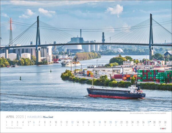 Satz mit Produktname: Eine Kalenderseite für April 2025 mit dem Titel „Hamburg – Meine Stadt 2025“ zeigt einen Panoramablick auf die Hamburger Skyline mit einer großen Hängebrücke über einem Fluss. Ein Frachtschiff fährt darunter hindurch.