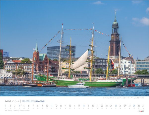 Ein Kalenderbild für Hamburg - Meine Stadt 2025 mit Hamburg, mit einem Großsegler im Vordergrund und der Stadtlandschaft mit der ikonischen St. Michaeliskirche im Hintergrund, unter einem klaren blauen