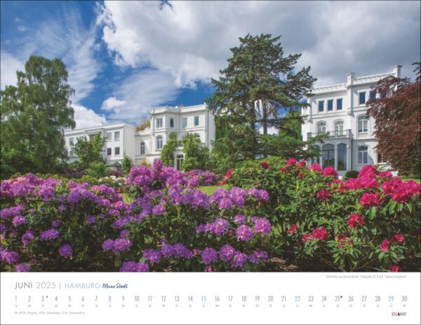Eine Kalenderseite von Hamburg – Meine Stadt 2025 mit einem Foto von üppigen, farbenfrohen Rhododendronbüschen in Blüte im Vordergrund und eleganten weißen Gebäuden im europäischen Stil des 19. Jahrhunderts im Hintergrund