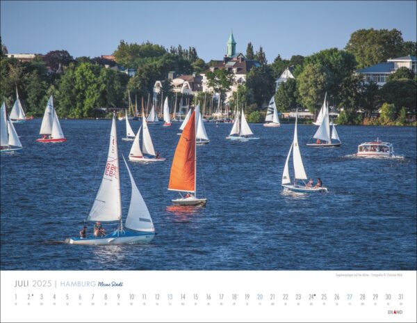 Eine Kalenderseite für Juli von Hamburg - Meine Stadt 2025 mit einem Bild von zahlreichen Segelbooten auf einem ruhigen blauen Gewässer in Hamburg, wobei ein Segelboot ein auffälliges orangefarbenes Segel hat. Üppige grüne Bäume und Gebäude