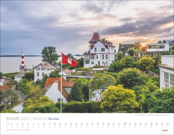 Eine malerische Kalenderseite für August „Hamburg – Meine Stadt 2025“ mit einer malerischen Aussicht auf Hamburg, mit einem markanten weißen Leuchtturm und der Schweizer Flagge an einem großen Gewässer. Elegante Häuser mit üppiger Grünanlage.
