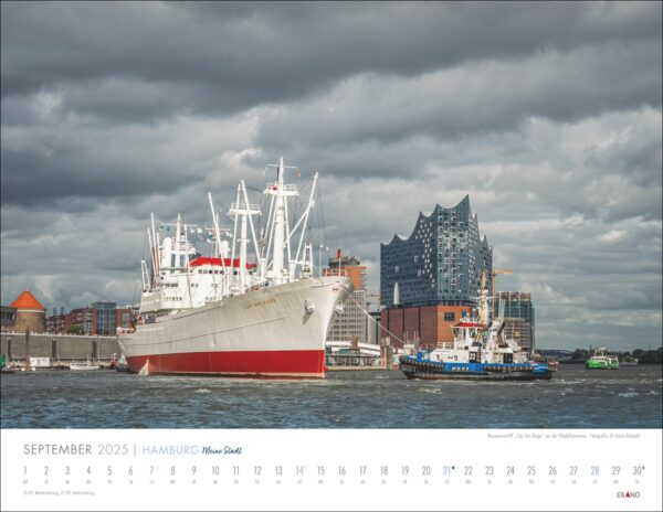 Ein Kalender für Hamburg – Meine Stadt 2025 mit einem großen weißen Schiff, das im Hamburger Hafen vor Anker liegt. Im Hintergrund sind das ikonische Gebäude der Elbphilharmonie und ein Schlepper unter einem bewölkten Himmel zu sehen.