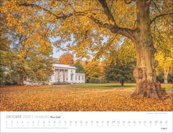 Eine malerische Herbstszene, die ein kleines klassisches weißes Gebäude in Hamburg unter hoch aufragenden goldgelben Bäumen mit einem Teppich aus gefallenen Blättern zeigt. Hamburg – Meine Stadt 2025 überlagert den unteren Teil mit markierten Tagen.