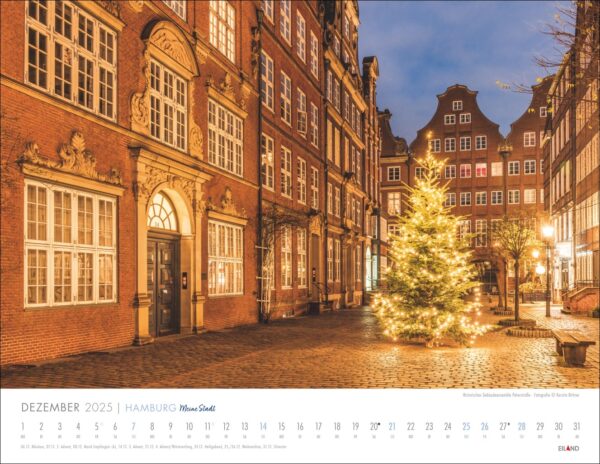 Eine Kalenderseite für „Hamburg – Meine Stadt 2025“ zeigt eine Dämmerungsszene eines malerischen, kopfsteingepflasterten Platzes in Hamburg, geschmückt mit einem hell erleuchteten Weihnachtsbaum und traditionellen roten Backsteingebäuden mit weißen Fenstern.