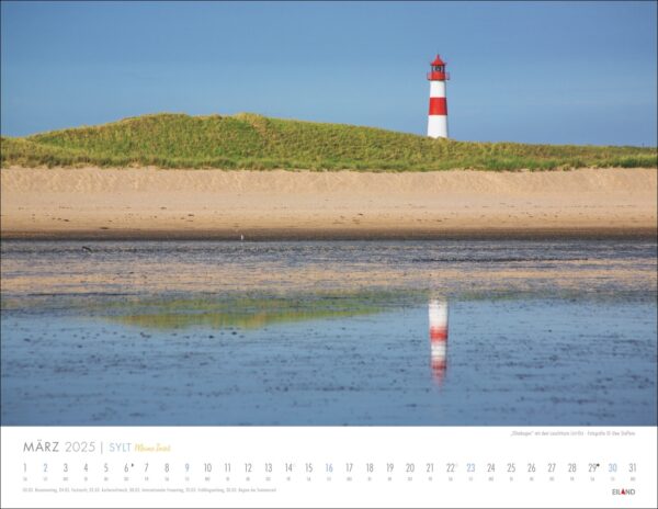 Ein Kalenderblatt „Sylt – Meine Insel“ für März 2025 mit einer ruhigen Landschaft auf Sylt mit einem rot-weißen Leuchtturm in der Nähe eines Sandstrands, der sich in einem flachen Gewässer unter einem klaren blauen Himmel spiegelt.