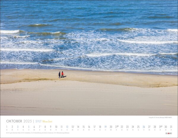Eine Person sitzt allein am Sandstrand von Sylt - Meine Insel 2025, mit Blick auf die Wellen des Ozeans unter einem klaren Himmel. Der Strand ist ruhig und fast leer, was eine ruhige Szenerie schafft. Dieses Bild enthält auch