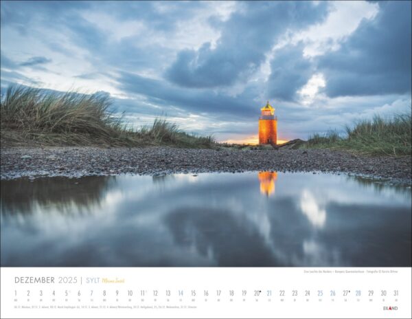 Eine ruhige Landschaft mit einem Leuchtturm in der Abenddämmerung auf Sylt - Meine Insel 2025, der sich in einer Wasserpfütze inmitten eines Sandstrandes mit grasbewachsenen Dünen unter einem bewölkten Himmel spiegelt. Ein Kalender für Dezember