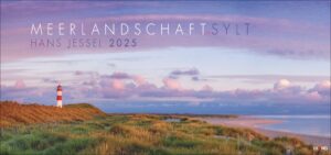 Eine ruhige Meerlandschaft SYLT 2025 mit einem Leuchtturm an einem Sandstrand mit hohem Gras unter einem pastellfarbenen Himmel bei Sonnenuntergang. Textüberlagerungen zeigen „Meerlandschaft SYLT 2025“ und „H