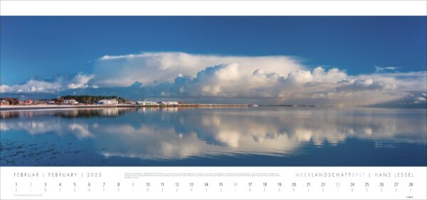 Panoramablick auf ein ruhiges Meer mit einer klaren Spiegelung des Himmels und einer großen, einzigartigen Wolkenformation über der entfernten Küste von Sylt mit Gebäuden. Das Bild enthält einen Kalender vom Februar Meerlandschaft SYLT 2025