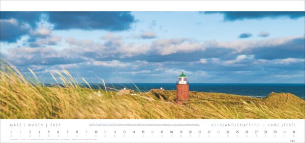 Ein Kalender „Meerlandschaft SYLT 2025“, der eine Küstenregion darstellt. Ein kleiner Leuchtturm aus Backstein mit grünem Dach ist inmitten üppiger grüner Dünen unter einem weiten blauen Himmel zu sehen.