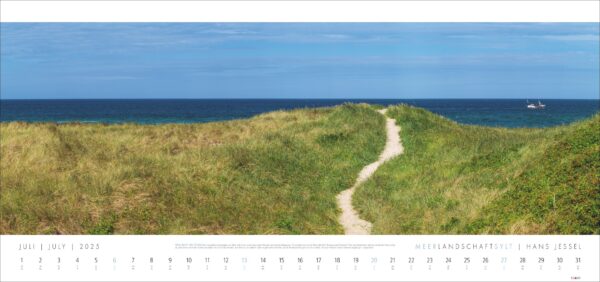Ein Kalender „Meerlandschaft SYLT 2025“ für den Juli mit dem Bild eines Sandwegs durch Dünengras, der zur Meerlandschaft auf Sylt führt. Am Horizont sind ein blauer Himmel und in der Ferne Segelboote zu sehen.
