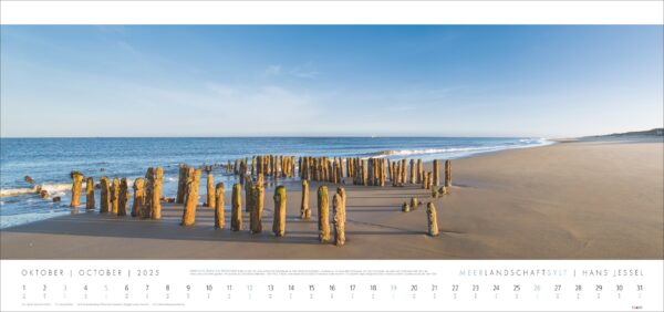 Kalender 2025 mit einem Bild einer Meerlandschaft auf Sylt bei Sonnenuntergang, mit Resten eines alten Holzstegs, sanft ans Ufer plätschernden Wellen und einem klaren blauen Himmel.