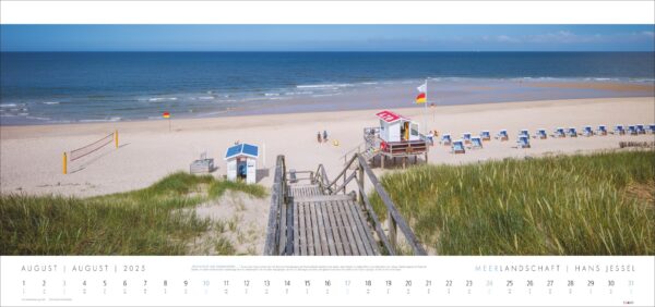 Ein Panoramablick auf eine ruhige Meerlandschaft 2025 zeigt einen Holzsteg, der hinunter zu einem Sandstrand mit blau-weiß gestreiften Liegestühlen führt, einem kleinen Kiosk, flankiert von Flaggen, dem Meer