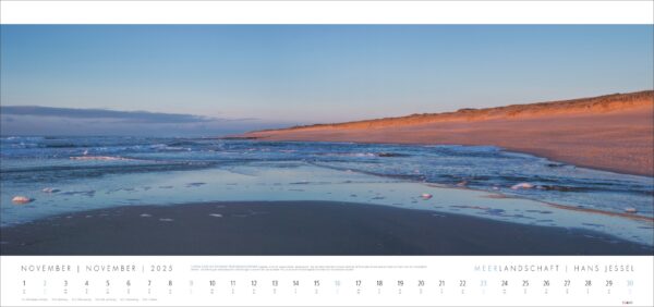 Breites Panoramabild einer ruhigen Meerlandschaft 2025 bei Sonnenuntergang mit weichem, rosafarbenem Licht, das über glatten Sand und seichtes Wasser fällt. Ein Kalenderraster für 2025 ist darübergelegt