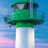 2025 LongEiland - Kalender mit einem vertikalen Bild eines weißen und grünen Leuchtturms auf LongEiland mit einem mondbeschienenen Himmel und ruhiger See im Hintergrund. Die Wochentage sind auf Deutsch, Mo bis So