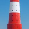Ein LongEiland - Kalender 2025 für Februar mit einem Foto eines großen rot-weißen Leuchtturms an einem blauen Gewässer. Unten steht "Deutschland" mit einer kleinen Karte, die die