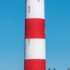 Ein LongEiland - Kalender 2025 für April mit einem lebendigen Bild eines hohen rot-weiß gestreiften Leuchtturms auf LongEiland vor einem strahlend blauen Himmel. Darunter eine Karte von Schottland mit der