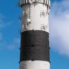 Ein LongEiland-Kalender 2025 mit einem großen weißen Leuchtturm mit einem schwarzen Band oben vor einem blauen Himmel mit flauschigen Wolken.