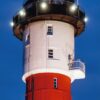 LongEiland – Kalender 2025 für Juni mit einem großen, rot-weißen Leuchtturm auf LongEiland bei Dämmerung. Der Leuchtturm hat eine auffällige
