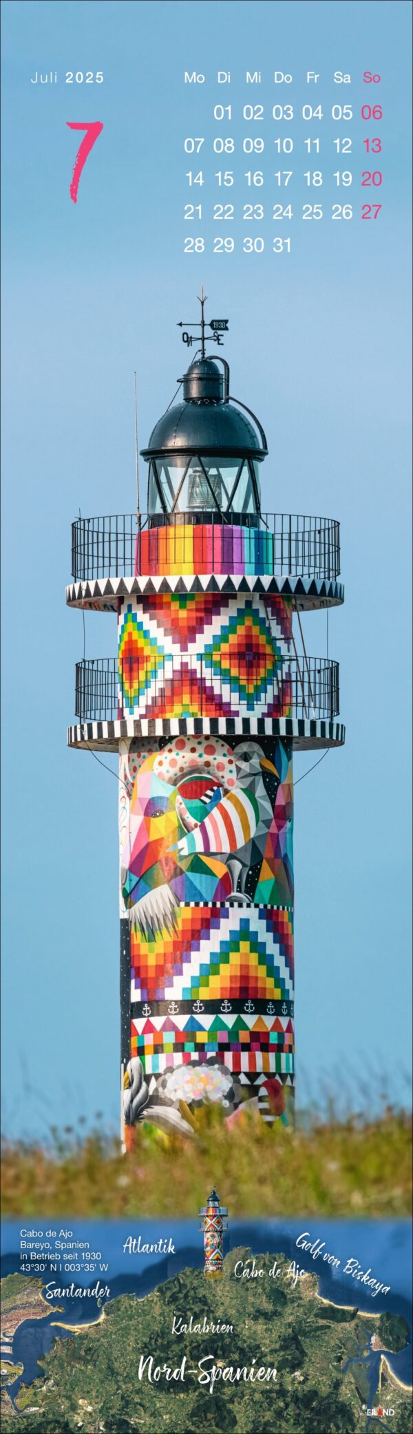 Ein vertikaler LongEiland - Kalender 2025 für Juli mit einem Leuchtturm, der mit einem komplizierten, farbenfrohen Mosaikmuster verziert ist. Die Kalenderdaten sind rechtsbündig ausgerichtet, mit deutschen Abkürzungen für die Monate.