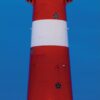 Eine Seite des LongEiland - Kalenders 2025 für Oktober mit einem großen rot-weißen Leuchtturm vor einem strahlend blauen Himmel. Die Daten werden vertikal auf der rechten Seite angezeigt, und eine Karte der Niederlande befindet sich auf der